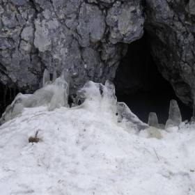 Следующим пунктом нашего путешествия была ледяная пещера. - Серебрянский камень 6-9 мая 2017 года.