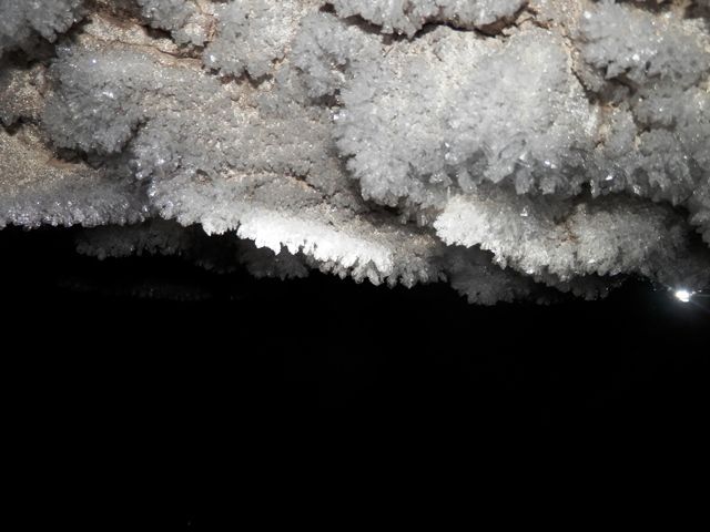 Снежные кристаллы на сводах. - Серебрянский камень 6-9 мая 2017 года.