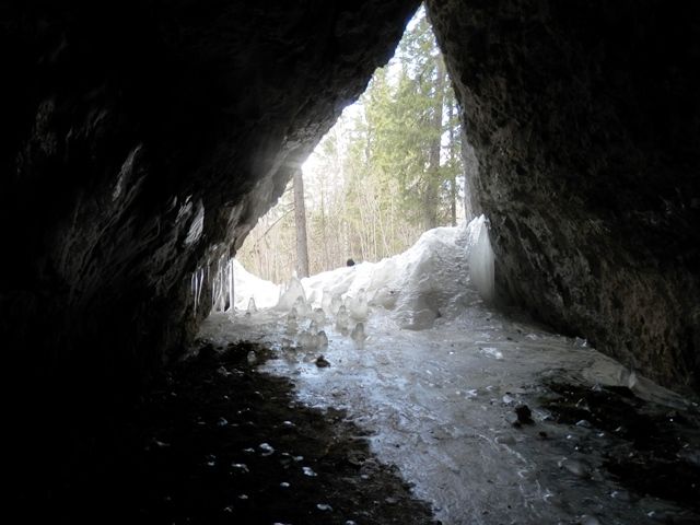 Спуск и подъем в пещеру по снежному настилу.  - Серебрянский камень 6-9 мая 2017 года.