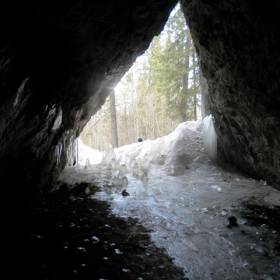 Спуск и подъем в пещеру по снежному настилу.  - Серебрянский камень 6-9 мая 2017 года.
