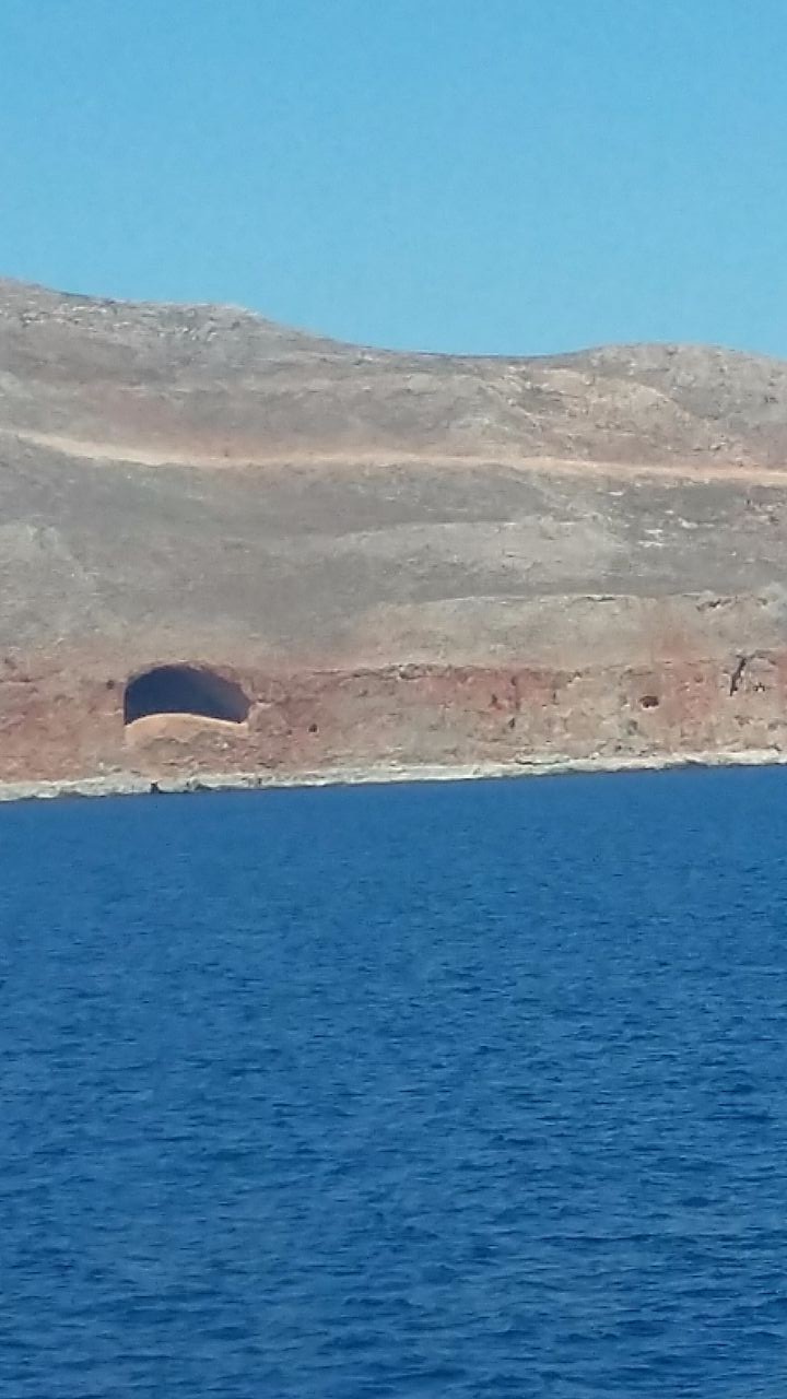 Интересно как эта пещера там образовалась - остров Крит и необитаемые острова Греции. 2017