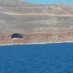 Интересно как эта пещера там образовалась - остров Крит и необитаемые острова Греции. 2017