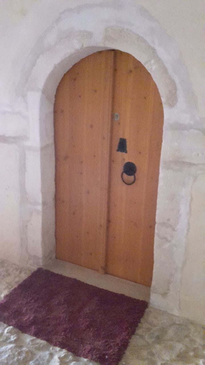 Монастырь действующий. Там за дверью живёт человек и наверно сейчас плетёт чётки и произносит молитвы за всякого человека   - Монастыри острова Крит. Греция 2016