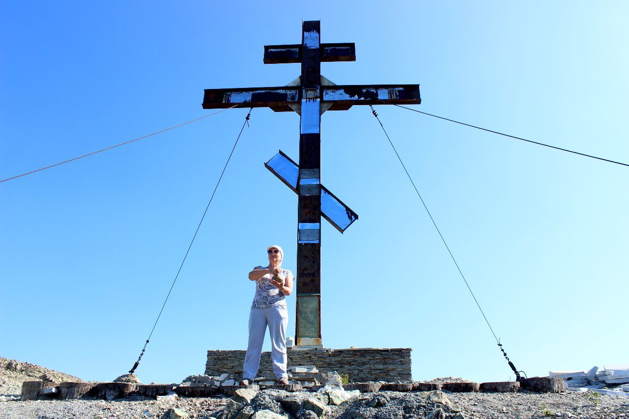 Это самый высокий Поклонный крест России...в одиночестве взирает он на окрестности, покорившиеся судьбе - Осень...бабье лето и Большой Иремель.