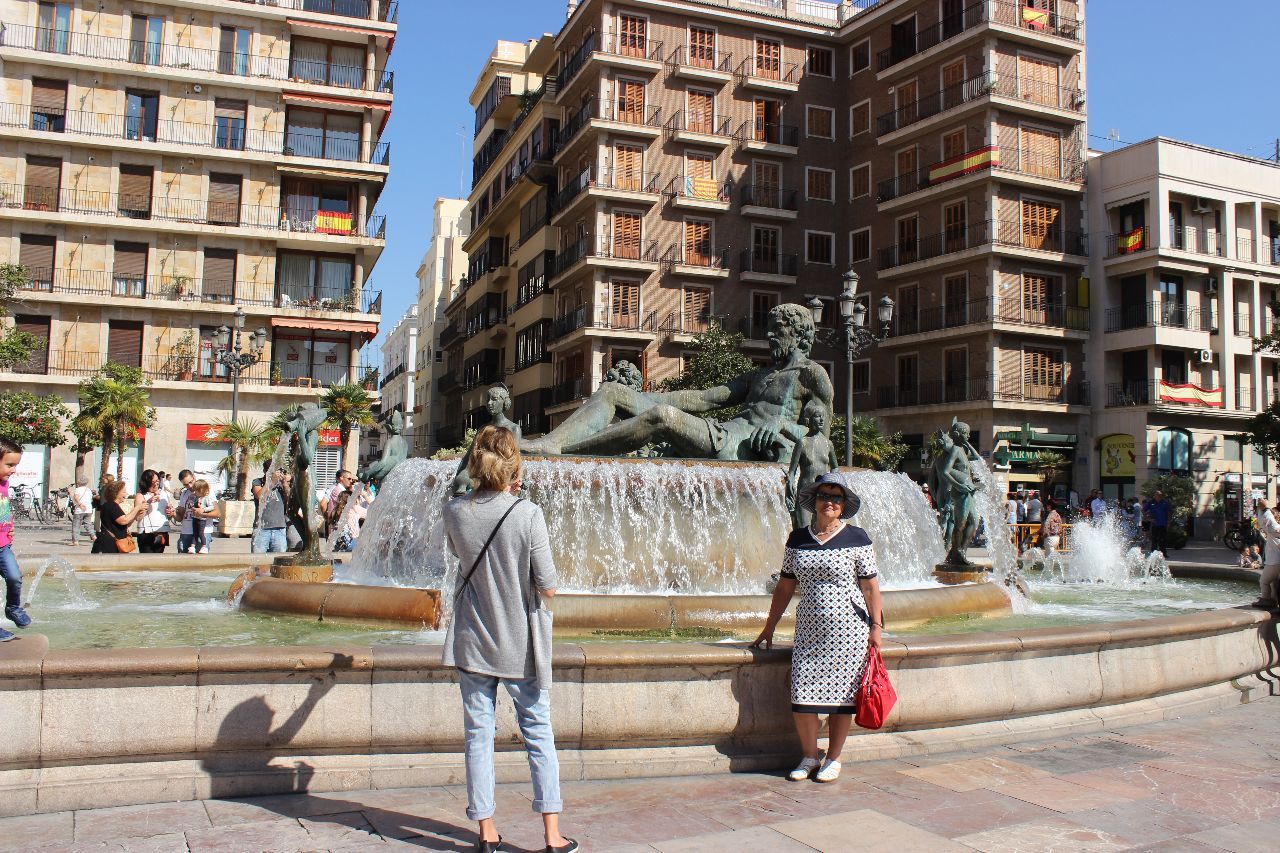 Turia фонтан на площади Святой Девы (Plaza de la Virgen), которая с античных времён считалась историческим ядром Валенсии.  - Испания  - с любовью...