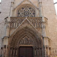 Западный фасад собора с Апостольскими вратами (Puerta de los Apóstoles) выходит на площадь Святой Девы. - Испания  - с любовью...