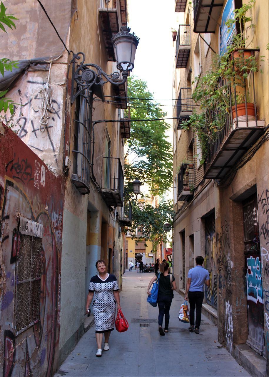 Кривые и непривычно узкие улочки старого города. - Испания  - с любовью...
