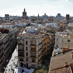 Исторический район Валенсии с красивым названием Барио-де-Кармен, вид со средневековых ворот Серрано. - Испания  - с любовью...