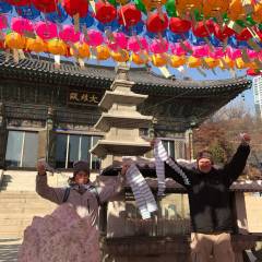 Сеул. Буддийский храм, вверху к фонарику тоже привязаны записки - Завершающее поездку видео! Ваши пожелания МИРУ в КРУГОСВЕТКЕ! <br> <b>(Добавлено ВИДЕО и ФОТО из кругосветки)</b>