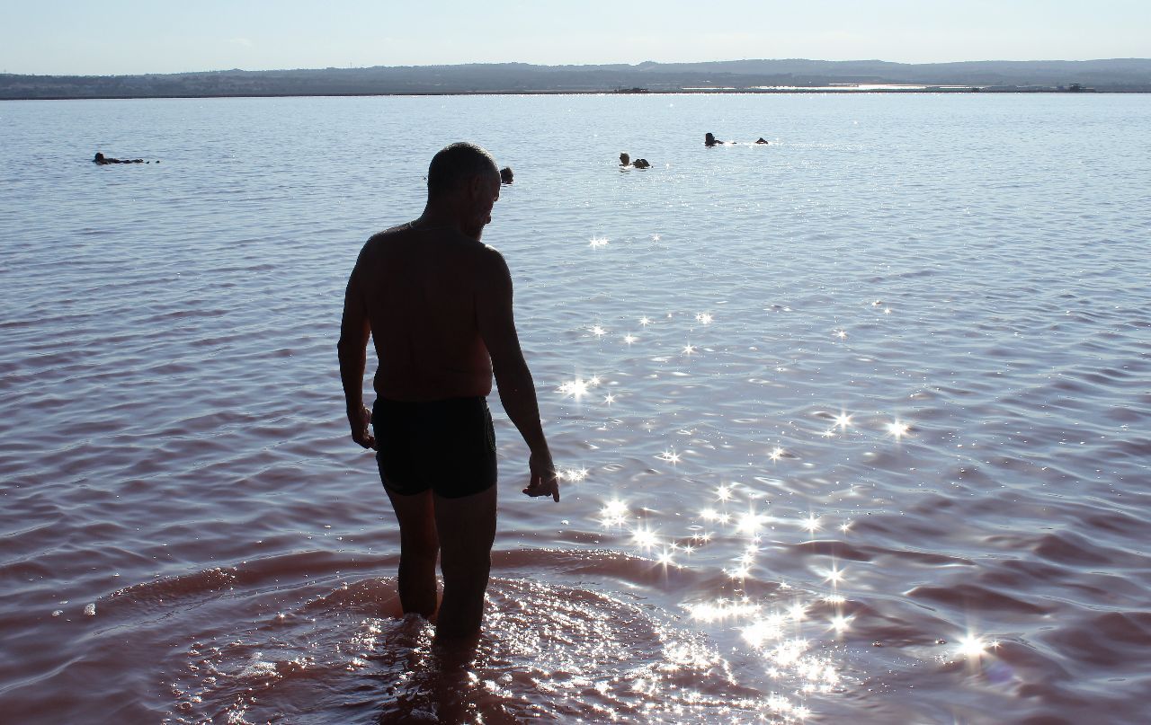 Розовое озеро - Салинас де Торревьеха, самое крупное солёное озеро в Европе, а рядом находится изумрудное солёное озеро - Салида де ла Мата. Из-за озёр в городе особый микроклимат, благоприятный для здоровья. - Испания  - с любовью...II