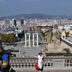 Площадь Испании, находитсмя у основания горы Монжуик. Вдали видна высшая точка Барселоны гора Тибидабо. - Испания  - с любовью...II