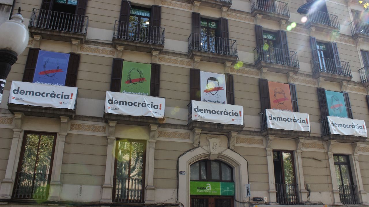 Мы прилетели сразу после референдума, в Барселоне было спокойно, только на некоторых домах подобные плакаты... - Испания  - с любовью...II