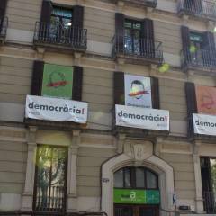 Мы прилетели сразу после референдума, в Барселоне было спокойно, только на некоторых домах подобные плакаты... - Испания  - с любовью...II