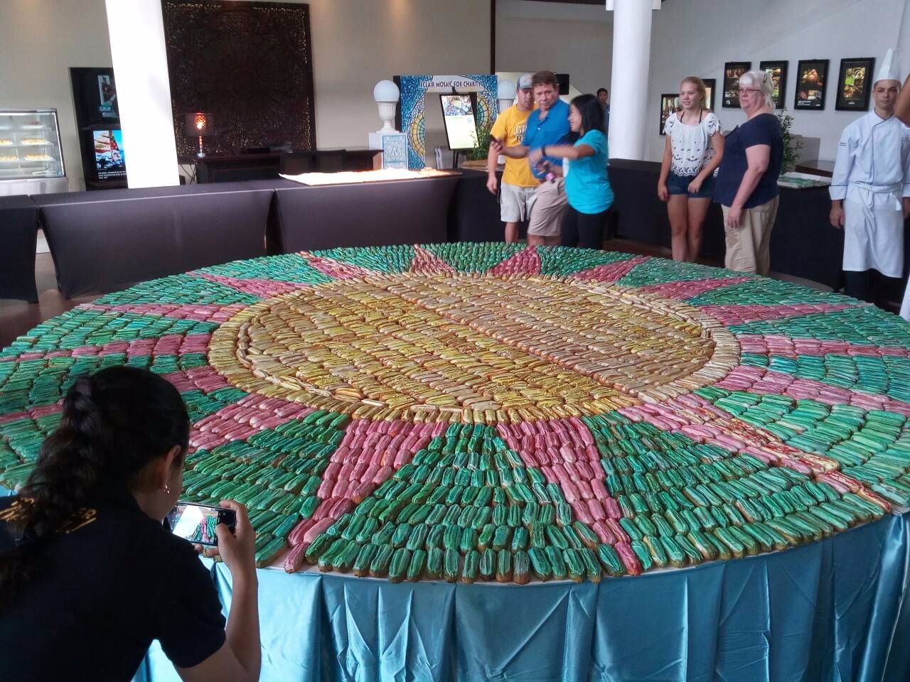 В Таиланде 09 ноября тоже день благотворительности.Испечено 3500 разноцветных пирожных. Вы видите их выложенными на столе в виде Солнца. - «10 000» ДОБРЫХ ДЕЛ