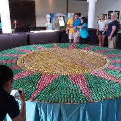 В Таиланде 09 ноября тоже день благотворительности.Испечено 3500 разноцветных пирожных. Вы видите их выложенными на столе в виде Солнца. - «10 000» ДОБРЫХ ДЕЛ