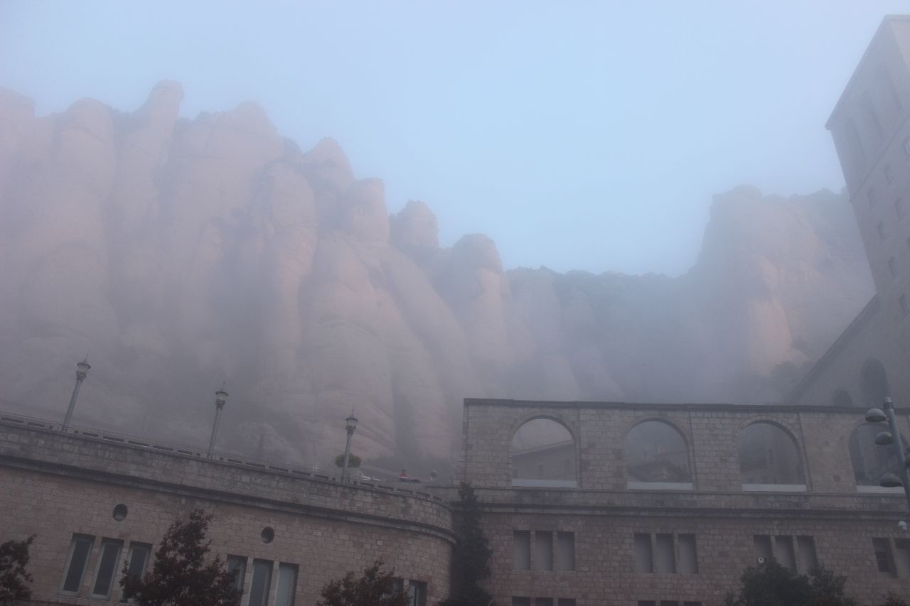 Это не туман...огромное облако укрывает на безлунную ночь угрюмую, величественную и священную гору Montserrat. - Montserrat.
