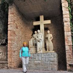 По горе проходит тропа Путь Христов, вдоль которой расположены событийные скульпртуры крёстного восхождения Иисуса на Голгофу. - Montserrat.