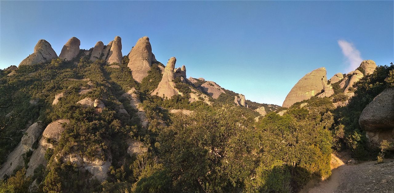  Muntanya Montserrat - напоминает готический замок с множеством башен. По геологическим условиям она уникальна. Хребет, образовавшийся вместе с Пиренеями на месте древнего моря, когда-то откололся от основного массива и возвышается отдельно, особняком. - Montserrat.