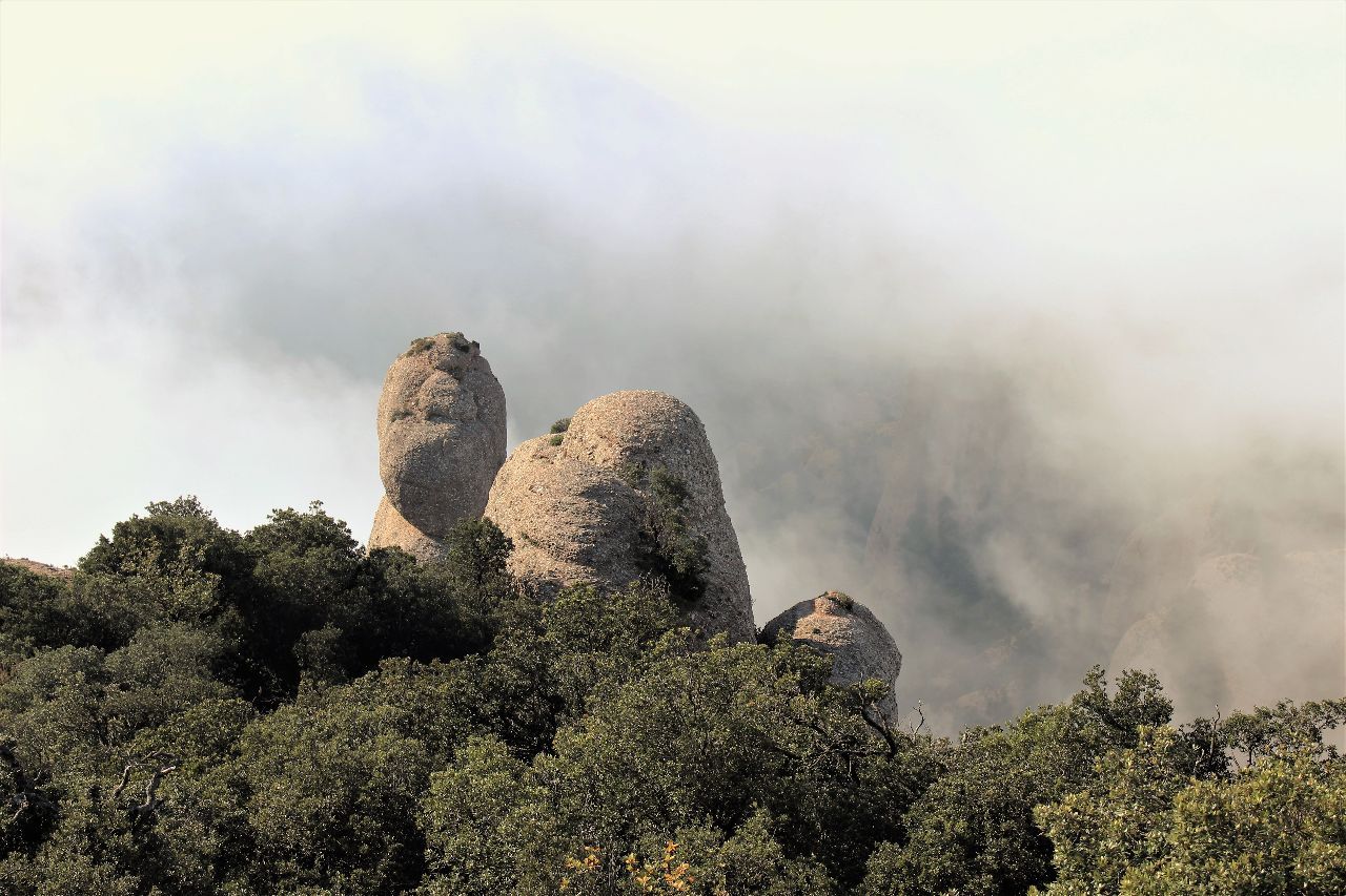 Облака перетекали скалы отнимая у нас небо вместе с ощущением пространства и времени... - Montserrat.
