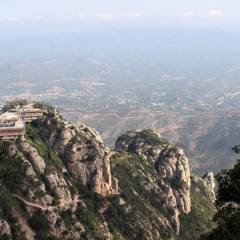  Со склонов открывается восхитительный вид на долину Бажас, зеленые холмы, поселения и туманные Пиренеи. - Montserrat.