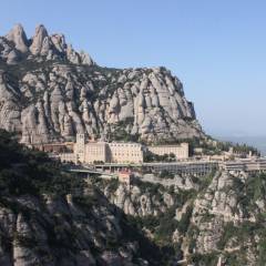 Слово «Montserrat» в переводе с каталанского означает «зубчатая», «расщепленная». Гора состоит из множества вертикальных скал, похожих на зубы гигантского дракона или каменных идолов, сомкнувших ряды. - Montserrat.