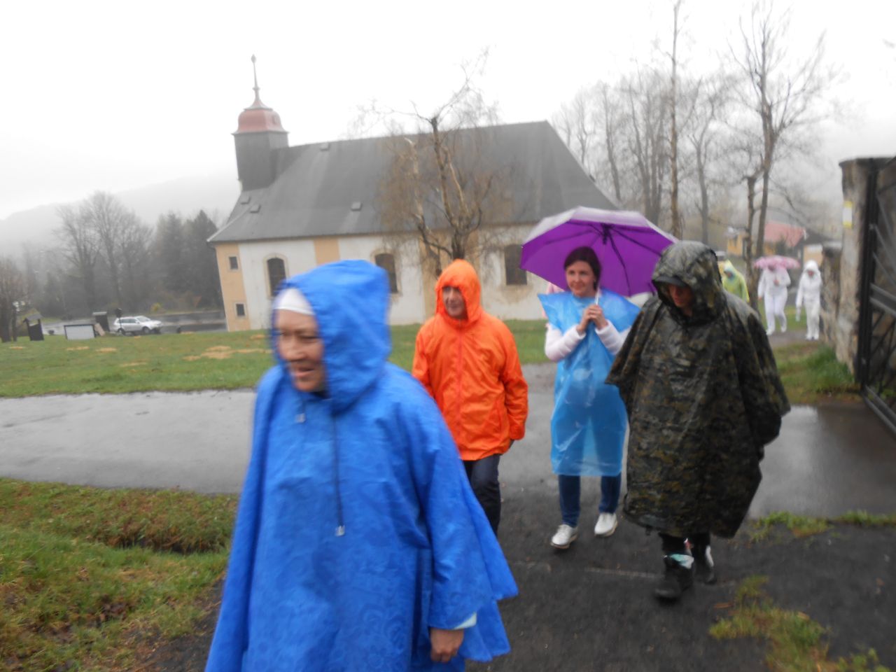 Дождевеки, плащи и зонты, все пригодилось в этот день, хоть и не спаслоот промокания. - ФОТО из поездки по Европе апрель 2018