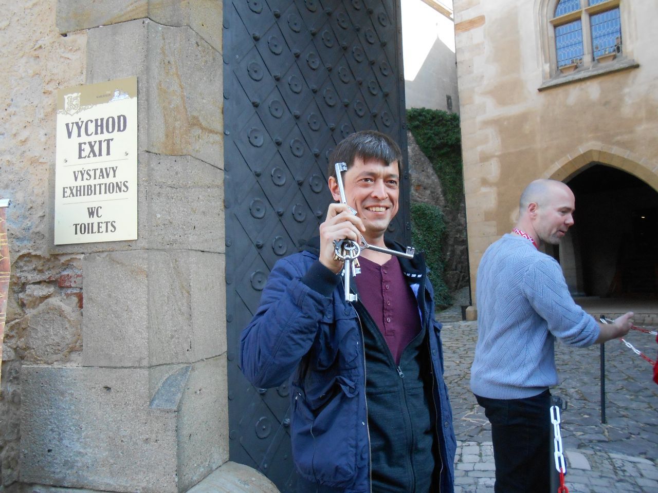 перед входом Анатолий попросил у экскурсовода по замку связку ключей для фото - ФОТО из поездки по Европе апрель 2018