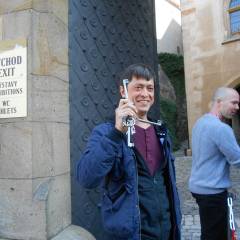 перед входом Анатолий попросил у экскурсовода по замку связку ключей для фото - ФОТО из поездки по Европе апрель 2018