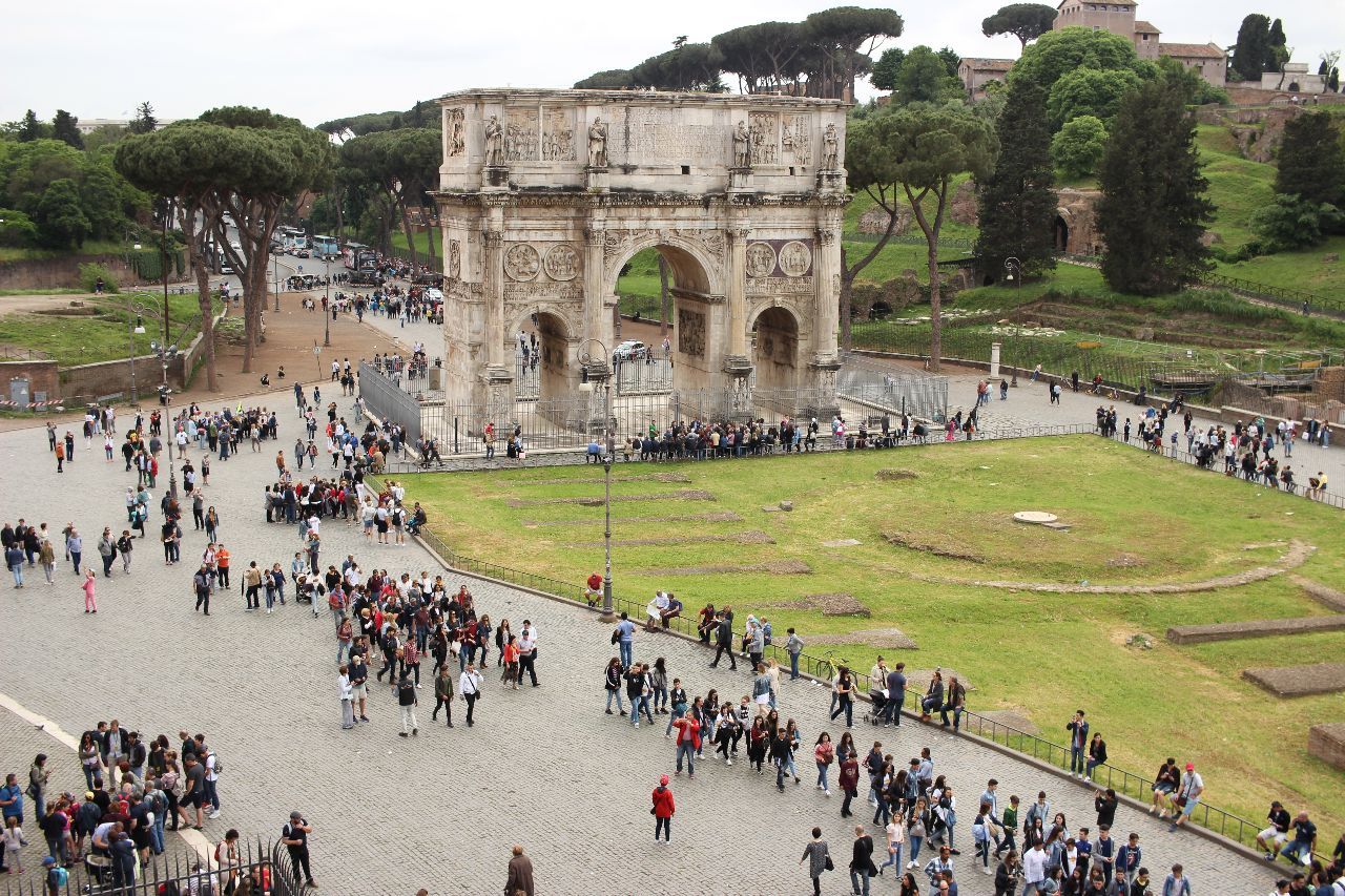 Триумфальная арка Константина - между Колизеем и Палатином на древней Via Triumphalis.  - Вечный город.