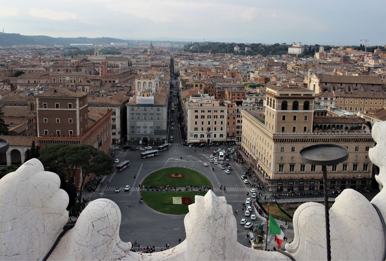  Пьяцца Венеция -  самый центр итальянской столицы, именно отсюда начинаются самые главные улицы Рима. - Вечный город.