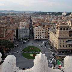  Пьяцца Венеция -  самый центр итальянской столицы, именно отсюда начинаются самые главные улицы Рима. - Вечный город.