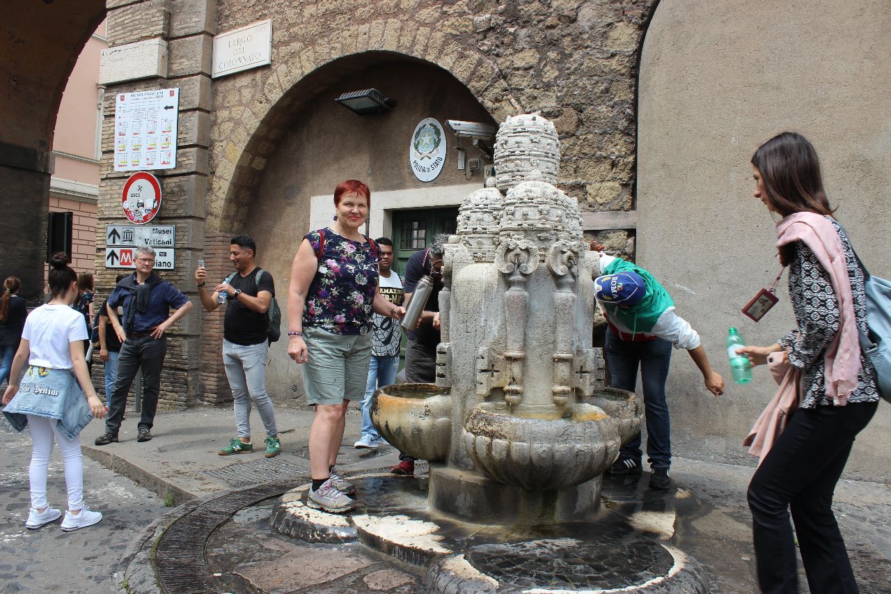 Фонтанеллы - по всему Риму подобных питьевых фонтанчиков около двух тысяч, вода чистейшая... - Вечный город.