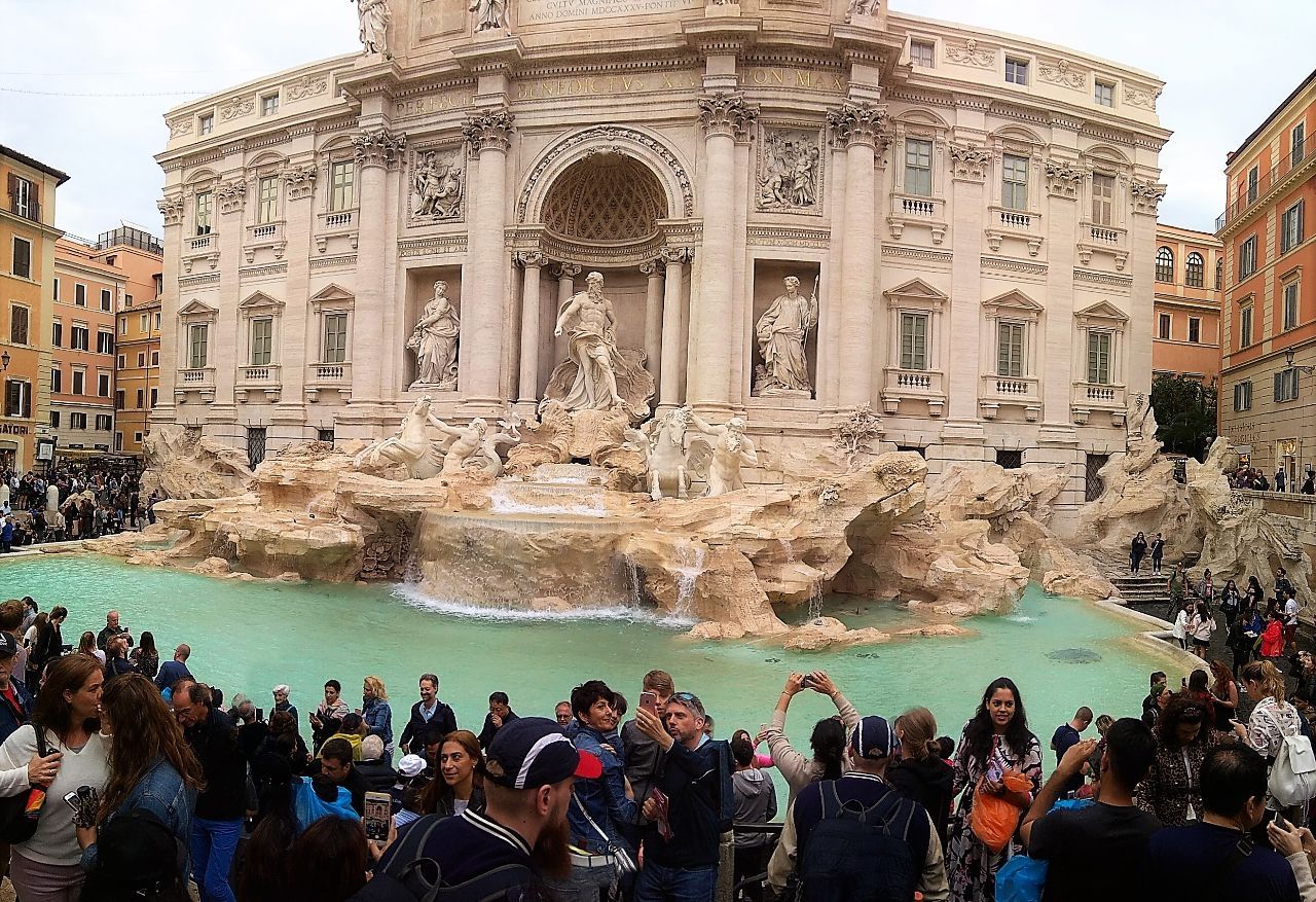 Фонтан Треви - самый большой и популярный фонтан Рима, создан на месте древнего источника - Воды Девы. - Вечный город.