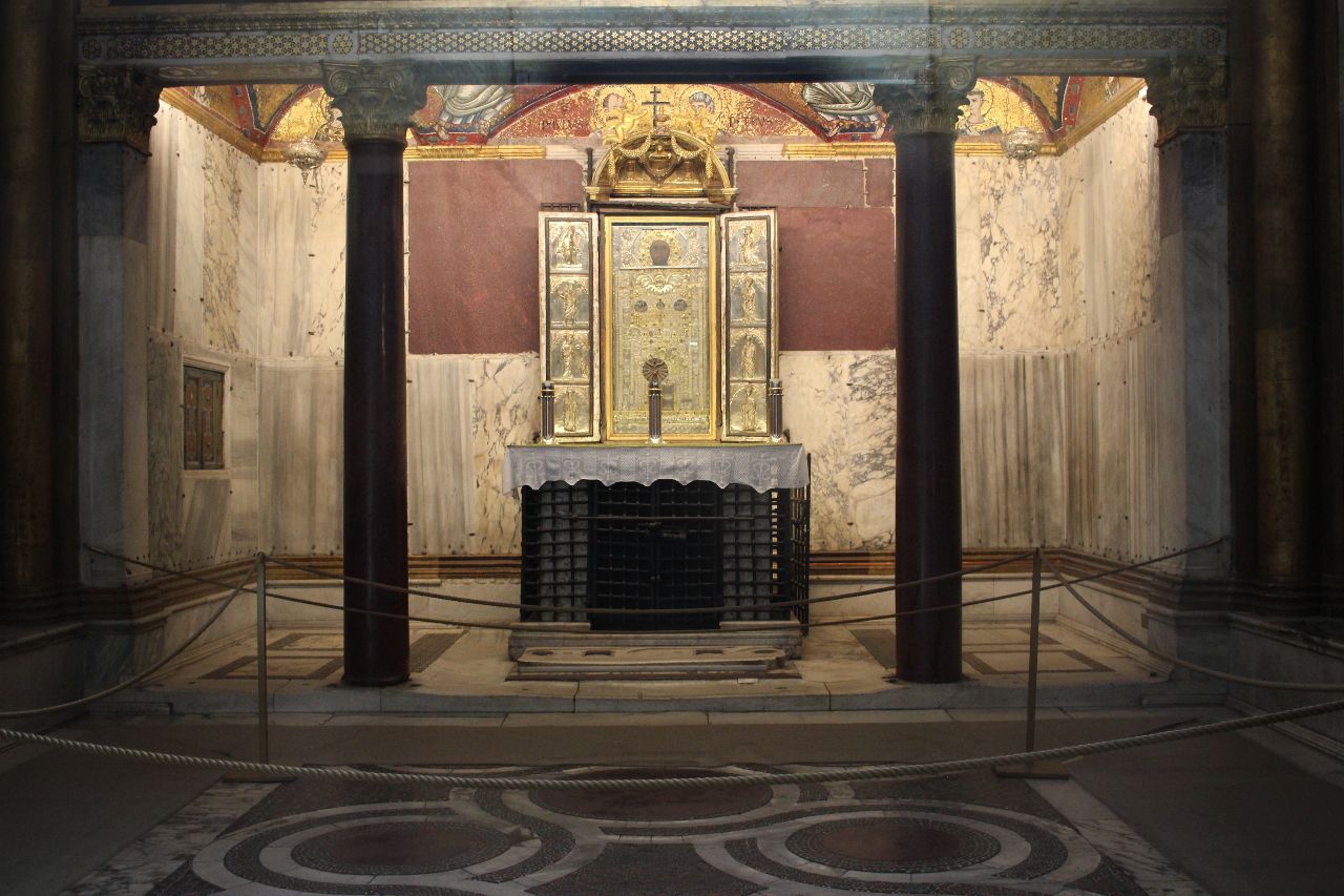 Санкта Сакторум - Святая Святых, личная капелла пап во дворце Латеран. К ней ведёт Святая Лестница или лестница Пилата, по которой ступал Христос. - Вечный город.