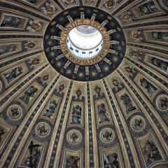 Знаменитый купол, сконструированный Микеланджело, составляет в диаметре 42,5 метра. - Ватикан