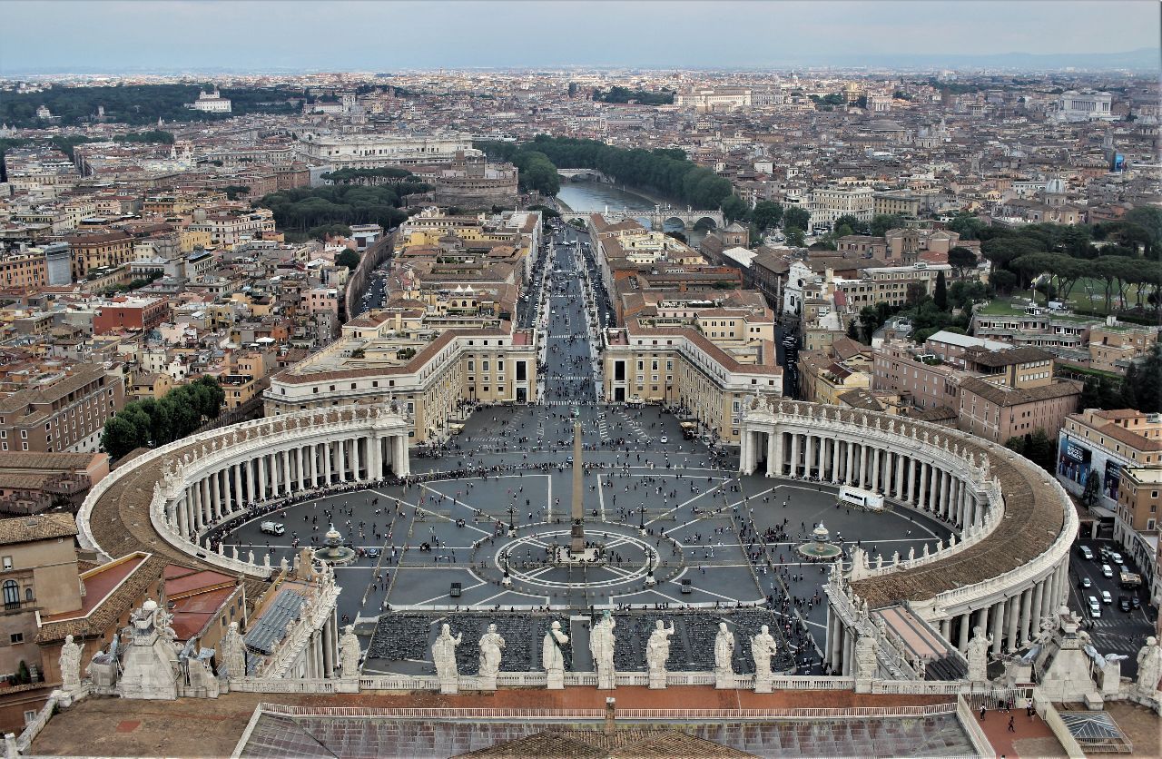 Панорама с купола собора.  По периметру с двух сторон площадь обрамлена полукруглыми колоннадами тосканского ордена. - Ватикан