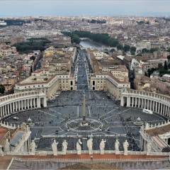 Панорама с купола собора.  По периметру с двух сторон площадь обрамлена полукруглыми колоннадами тосканского ордена. - Ватикан