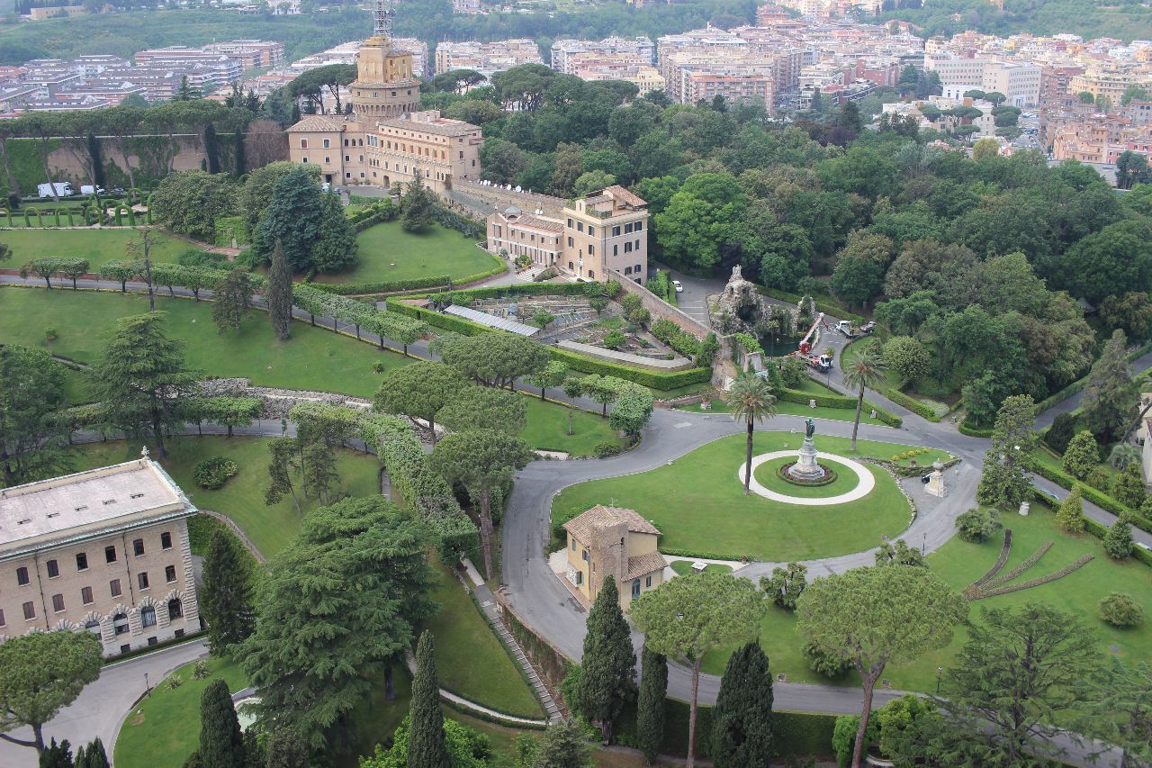 Сады Ватикана являются одними из самых охраняемых мест в мире. Это самые красивые сады в Европе и место, где можно прекрасно отдохнуть, но! только избранным, в тишине и зелени.   - Ватикан