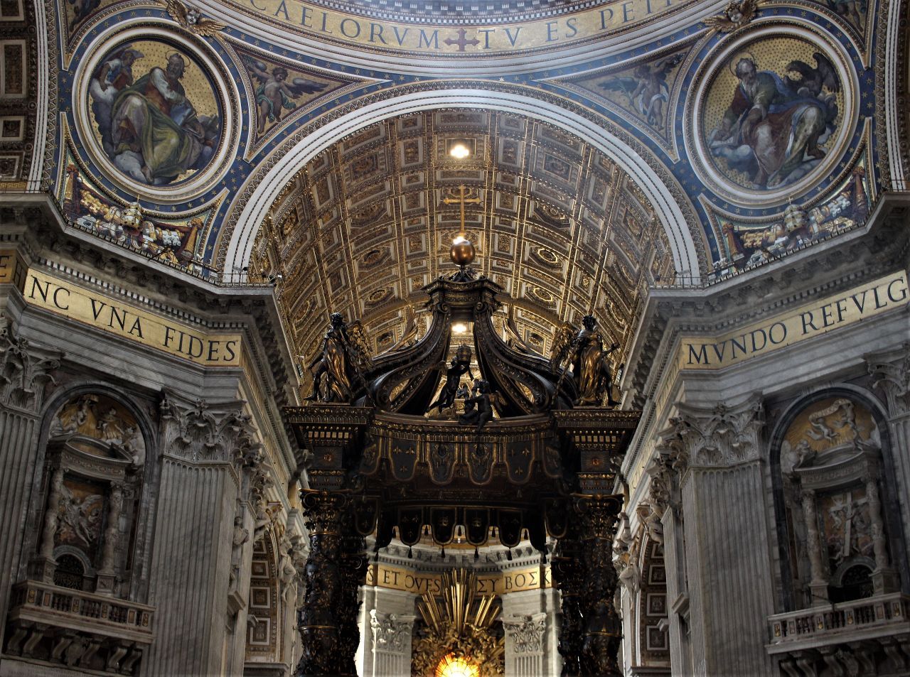В подкупольном пространстве над главным алтарём находится шедевр Бернини — огромный, высотой 29 м балдахин, или киворий, на четырёх витых колоннах, на которых стоят статуи ангелов. - Ватикан