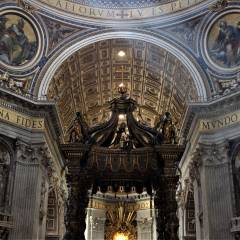 В подкупольном пространстве над главным алтарём находится шедевр Бернини — огромный, высотой 29 м балдахин, или киворий, на четырёх витых колоннах, на которых стоят статуи ангелов. - Ватикан