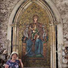В самой арке старинных городских ворот, можно видеть икону Византийской Мадонны нерукотворной. Говорят, икона была обнаружена прямо в стене, под слоями краски и штукатурки. - Кусочек Рая, упавший с небес...
