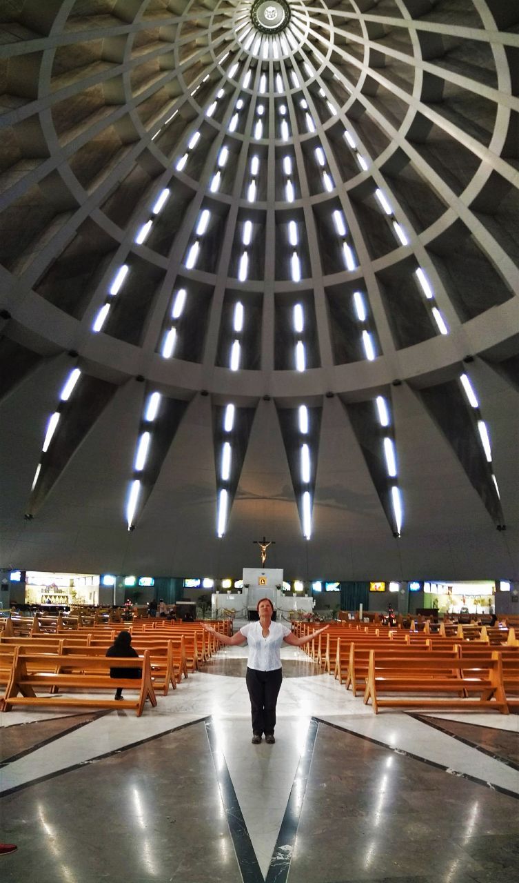 Этот необычный собор в супер модерновом стиле, построен в виде огромного шатра...внутренняя геометрия завораживает - Кусочек Рая, упавший с небес...