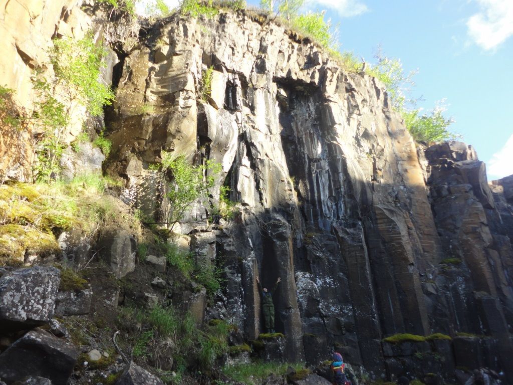 Отвесная скала у водопада напоминала огромный Храм. - Плато Путорана июль 2018. День четвертый и пятый.