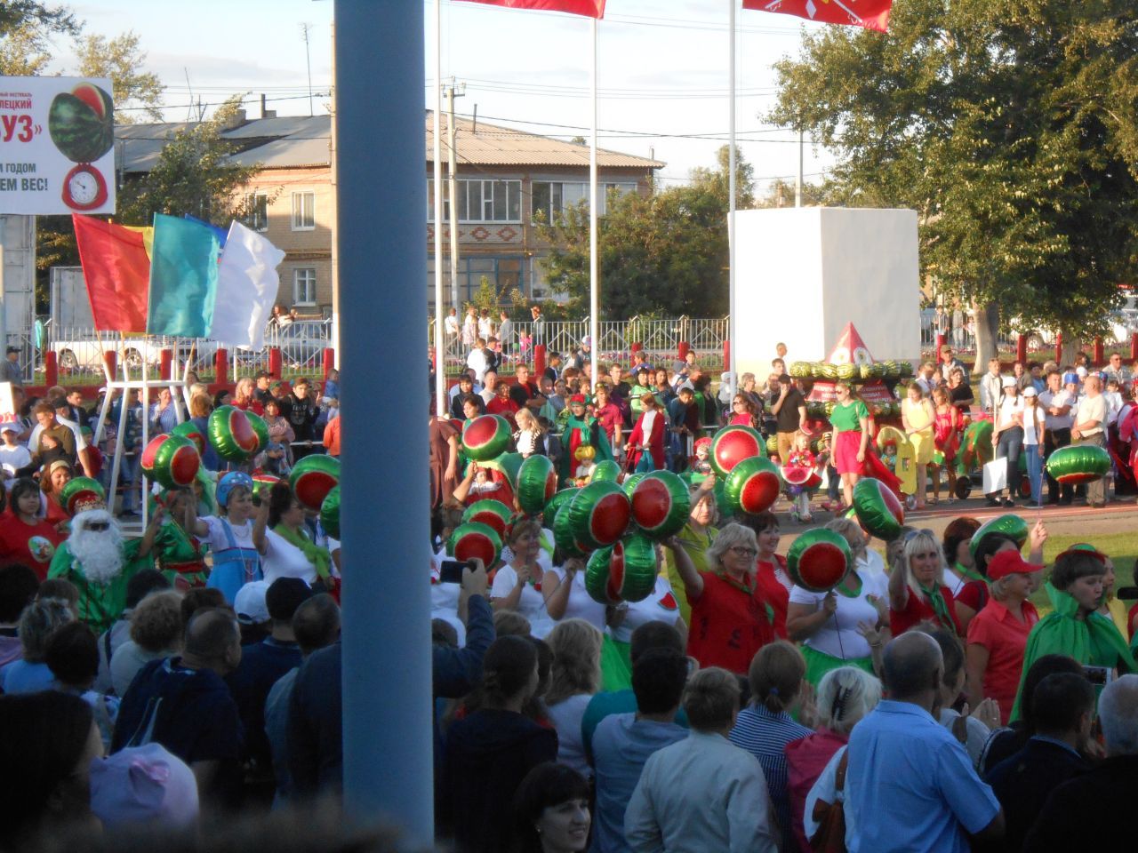 шествие на стадионе - Арбузный фестиваль в Соль- Илецке