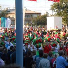 шествие на стадионе - Арбузный фестиваль в Соль- Илецке
