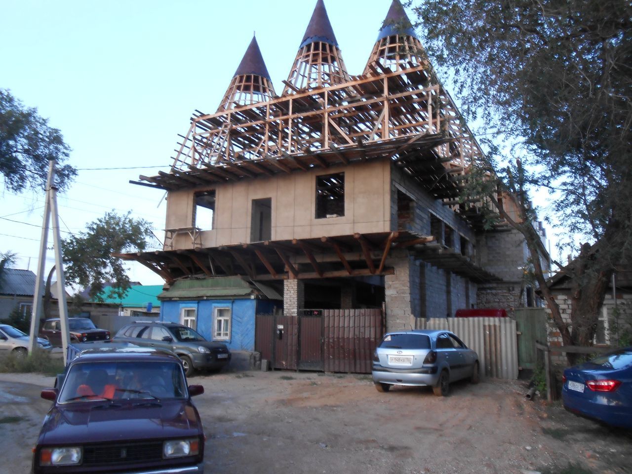 дома строятся, чтоб принять больше гостей - Арбузный фестиваль в Соль- Илецке