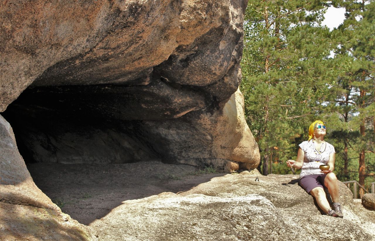 Сама пещера напоминает восьмиканатную юрту, а сверху есть круглое отверстие, похожее на шанырак, которое служило дымоходом.  - Burabay.