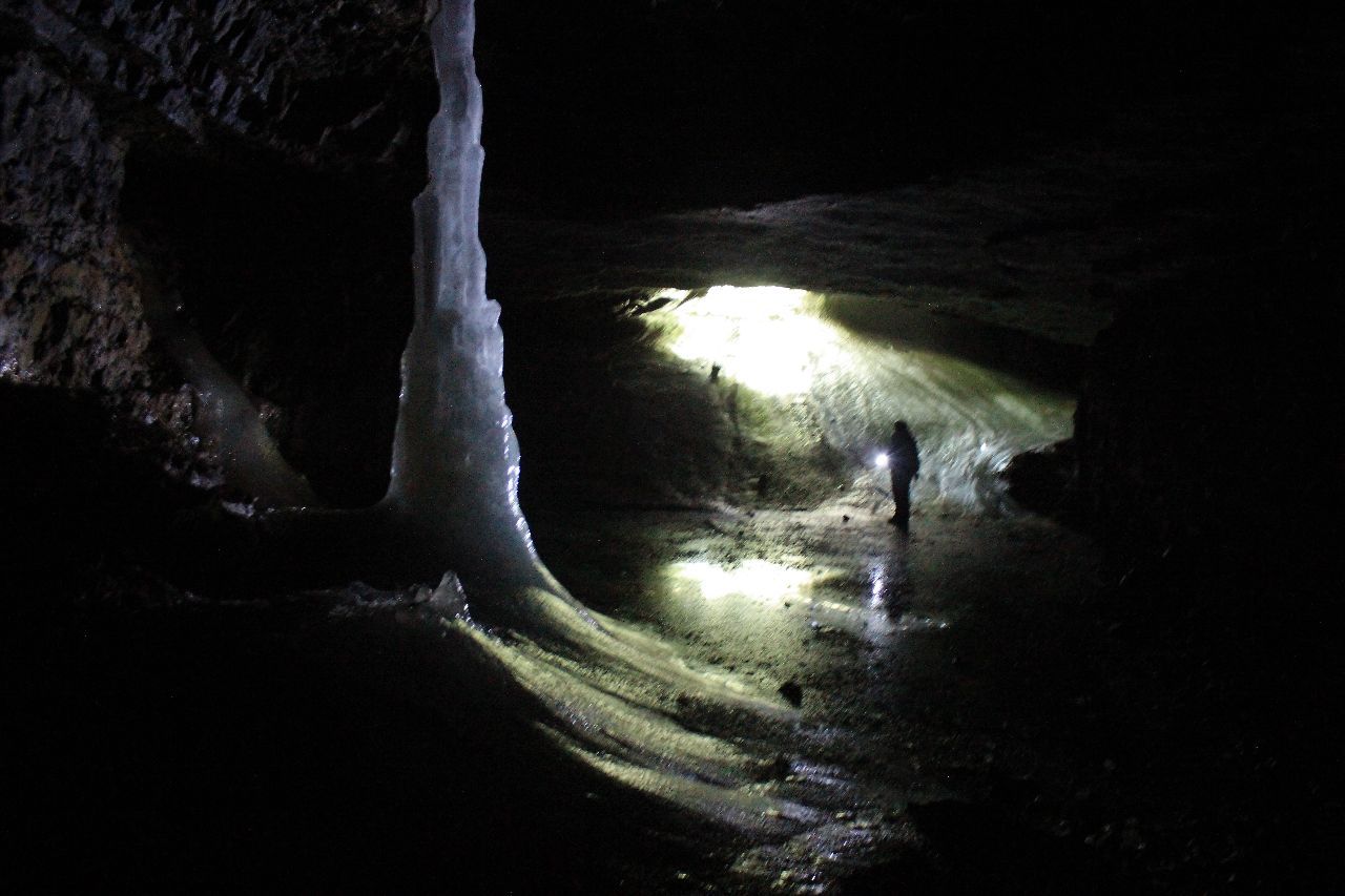 Это  одна из тех ледяных пещер Башкирии, где ледник сохраняется круглый год. - Башкирия. Вспомним лето...