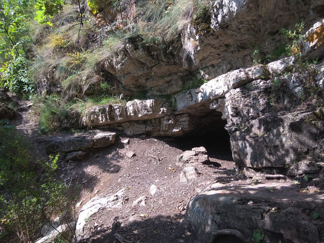 Пещера – трехуровневая, третий уровень изучен плохо, длина пещеры – около 214 м,   Температура летом 8 °C. В пещере когда то был найден зуб пещерного медведя. - Башкирия. Вспомним лето...