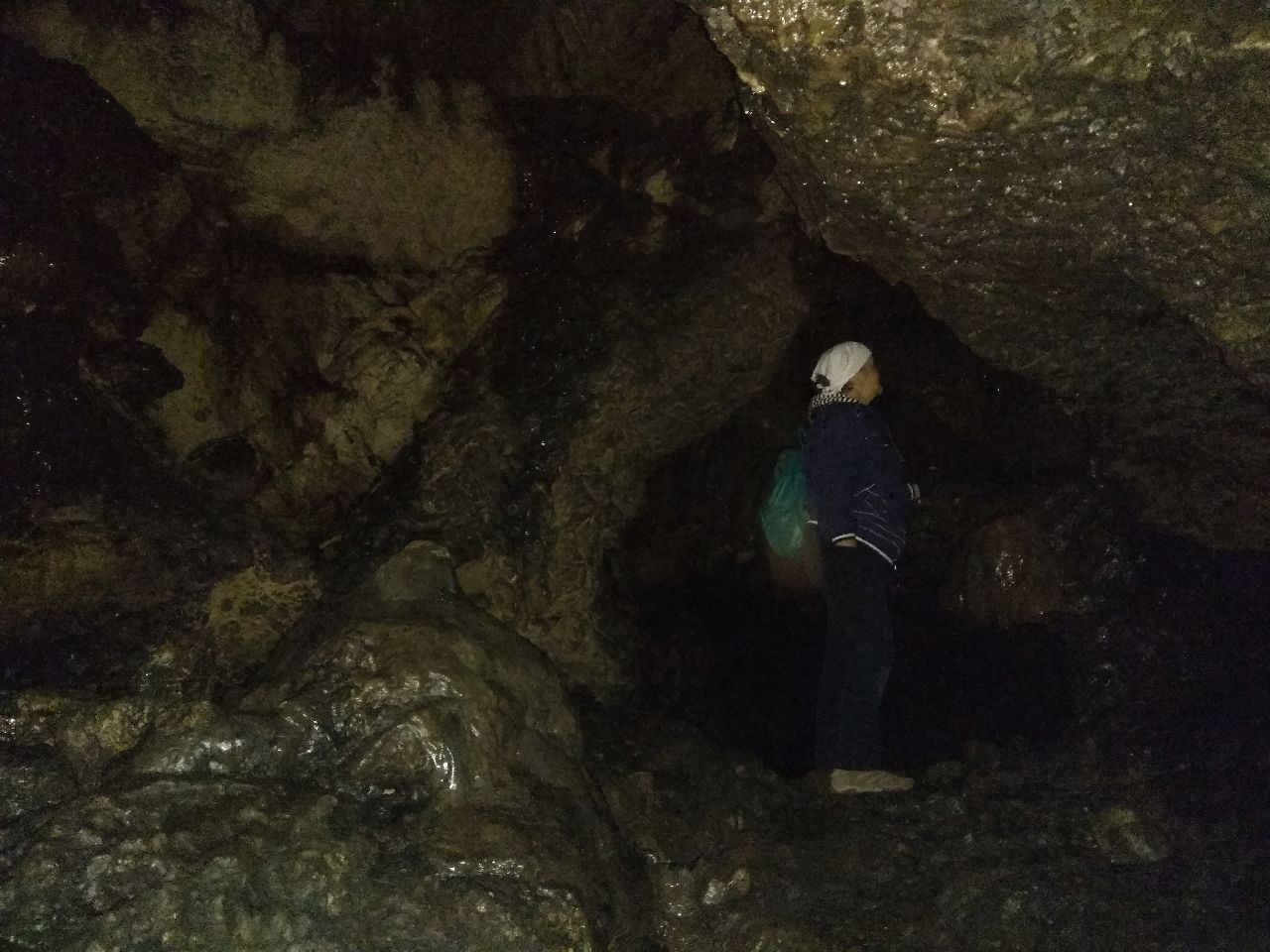 Отличительная черта Хазинской пещеры – она вся закопченная. В пещере можно наблюдать стенные натеки, натечный пол,  натечный водопад, натечные коры, сталактиты, сталагмиты, бахрому, занавесы, натечные сифоны, капелицы, гуры и ванны. - Башкирия. Вспомним лето...